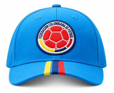 Gorra azul de la Selección Colombia con el escudo de la Federación al frente y la franja tricolor en la visera, foto de estudio