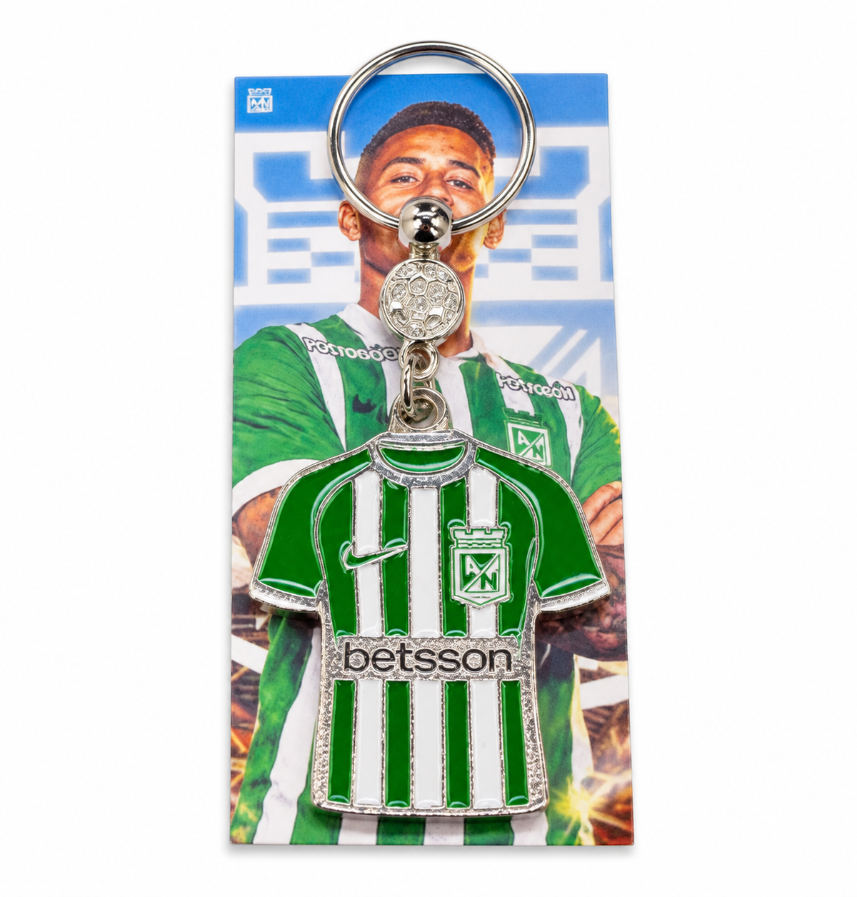 Chaveiro do Atlético Nacional com a camisa listrada verde e branca em metal prateado, com argola e pingente de bola