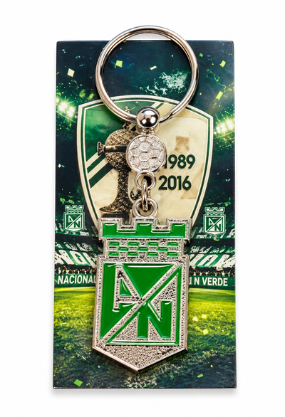 Llavero de Atlético Nacional con el escudo verde y plateado, argolla y dije de balón