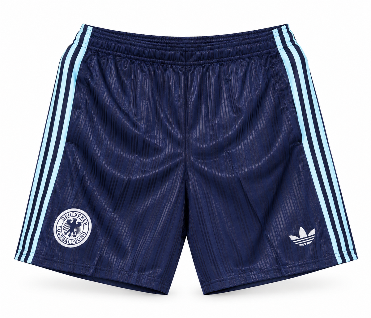 Pantaloneta azul oscuro retro de Alemania con tres rayas celestes y corte retro, escudo y el trébol de Adidas