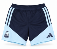 Calção azul-marinho e celeste da Argentina com painéis azul-marinho e celeste, escudo e o logo da Adidas