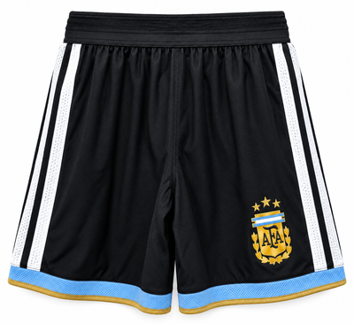 Frente do calção preto Argentina x Messi com listras brancas, barra celeste e escudo da AFA dourado