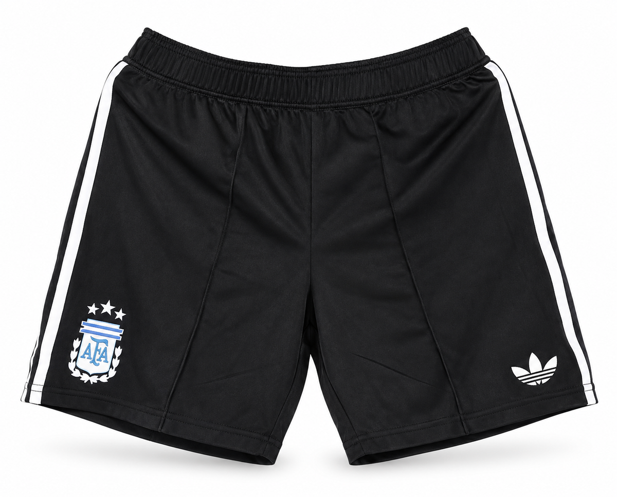 Pantaloneta negra retro de Argentina con tres rayas blancas y tres estrellas, escudo y el trébol de Adidas