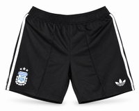 Calção preto retrô da Argentina com três listras brancas e três estrelas, escudo e o trevo da Adidas