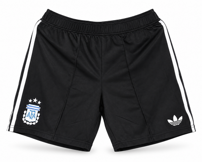 Pantaloneta negra retro de Argentina con tres rayas blancas y tres estrellas, escudo y el trébol de Adidas