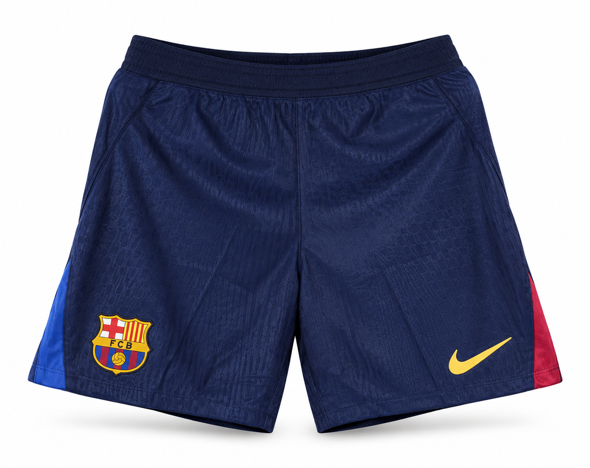 Pantaloneta azul oscuro del Barcelona con panel azul y granate a un lado, escudo y el logo de Nike