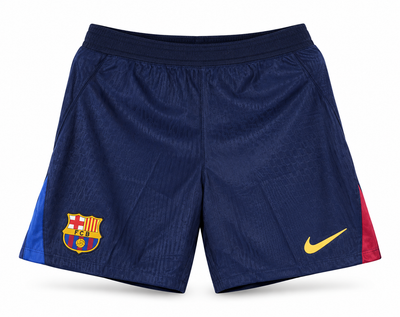 Pantaloneta azul oscuro del Barcelona con panel azul y granate a un lado, escudo y el logo de Nike