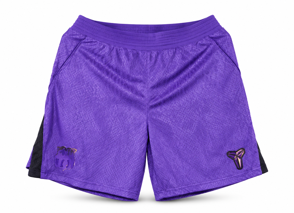 Calção roxo do Barcelona com painéis pretos e logo do Kobe, escudo e o logo da Nike