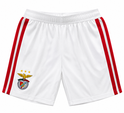 Pantaloneta blanca del Benfica con dos franjas rojas a cada lado y el escudo del águila con tres estrellas