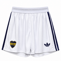 Calção branco do Boca Juniors reserva 2026-27 com faixas azuis nas laterais, escudo CABJ e trevo azul