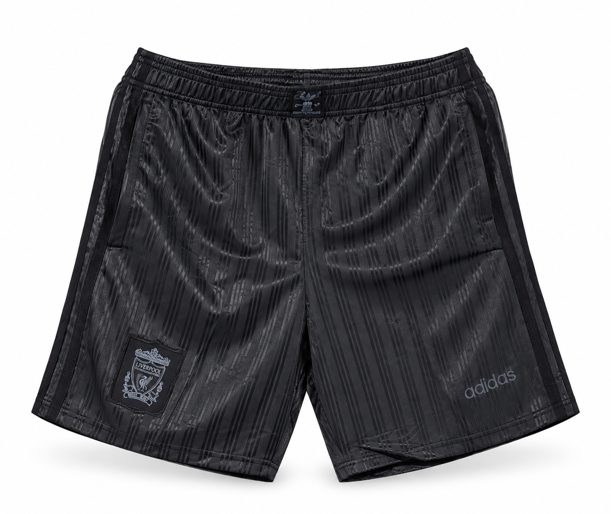 Calção preto do Liverpool com estampa em tom e escudo cinza, escudo e o logo da Adidas