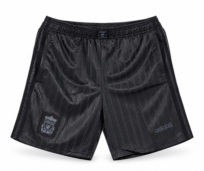 Calção preto do Liverpool com estampa em tom e escudo cinza, escudo e o logo da Adidas