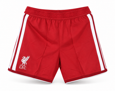Calção vermelho do Liverpool com três listras brancas e LFC, escudo e o logo da Adidas