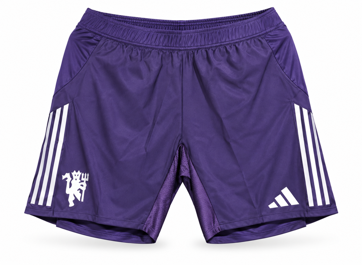 Calção roxo do Manchester United com três listras brancas e o diabo, escudo e o logo da Adidas