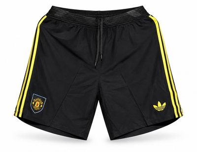Calção preto e amarelo do Manchester United com três listras amarelas, escudo e o trevo da Adidas
