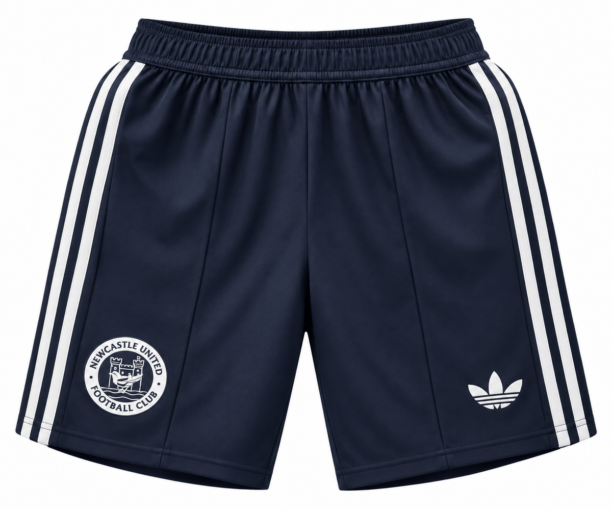 Calção azul-marinho do Newcastle United com três listras brancas e o escudo redondo