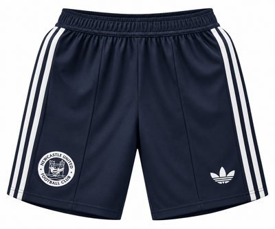 Calção azul-marinho do Newcastle United com três listras brancas e o escudo redondo