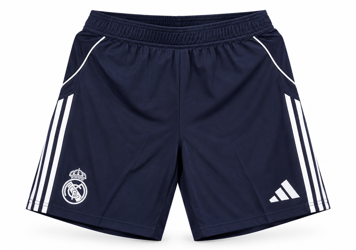 Pantaloneta azul oscuro del Real Madrid con tres rayas blancas, escudo y el logo de Adidas