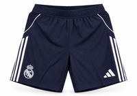 Pantaloneta azul oscuro del Real Madrid con tres rayas blancas, escudo y el logo de Adidas