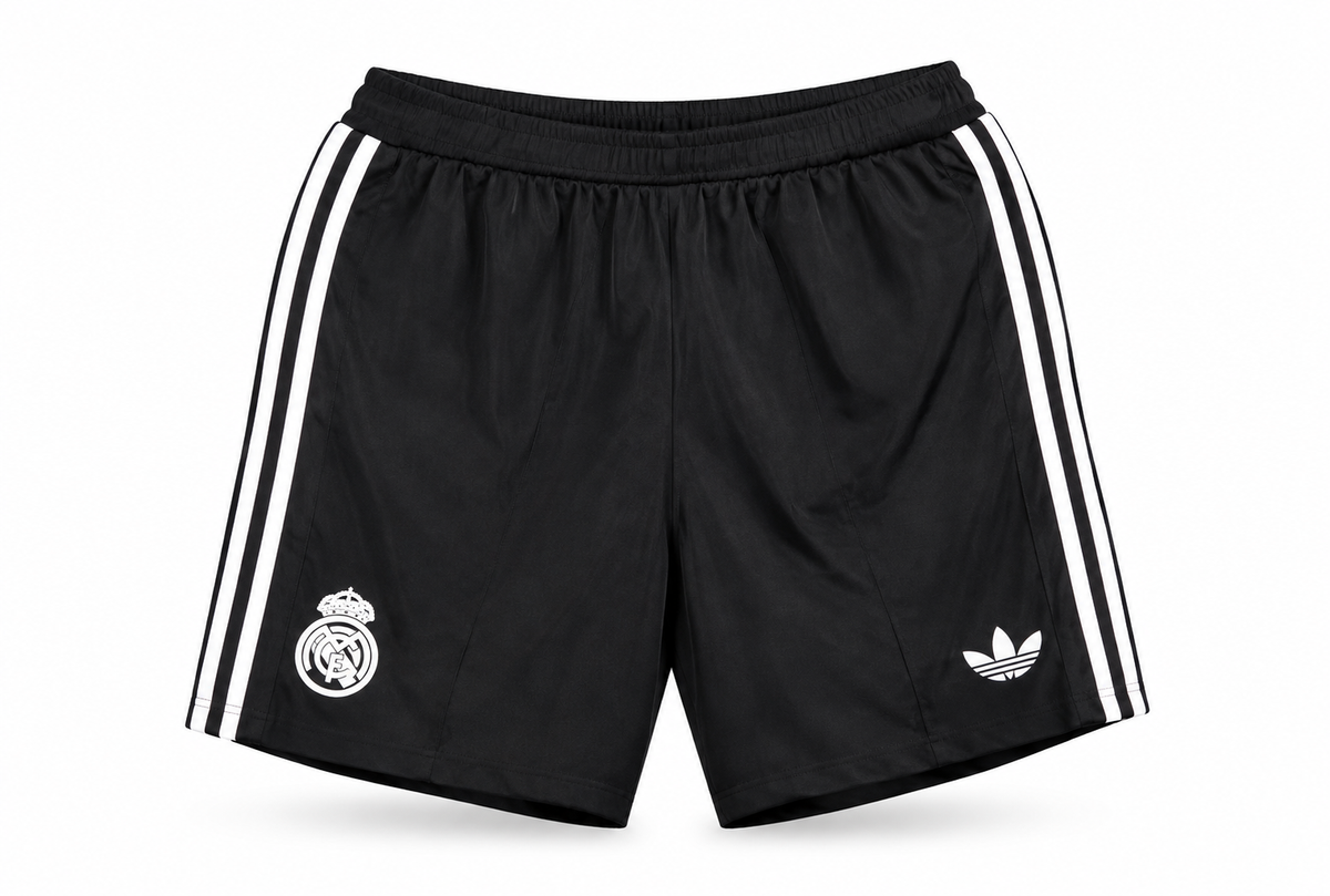 Pantaloneta negra del Real Madrid con tres rayas blancas y trébol, escudo y el trébol de Adidas