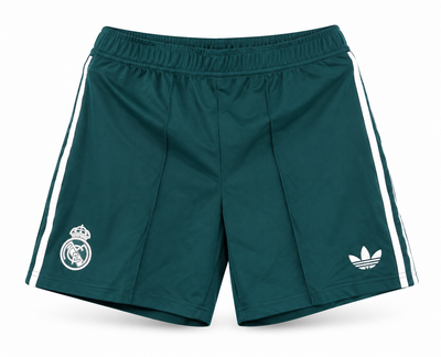 Pantaloneta verde oscura del Real Madrid con tres rayas blancas y trébol, escudo y el trébol de Adidas