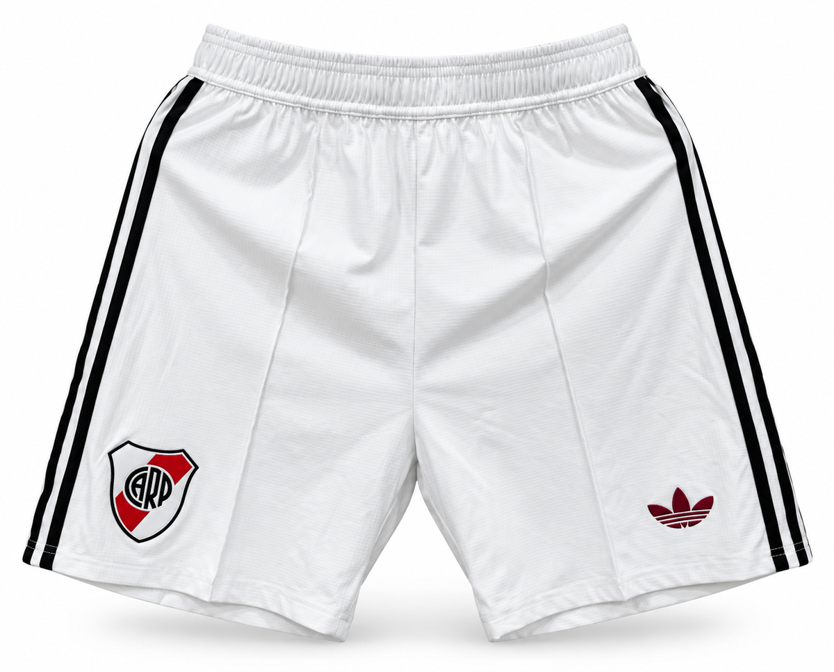 Calção branco do River Plate com três listras pretas, escudo e o trevo da Adidas