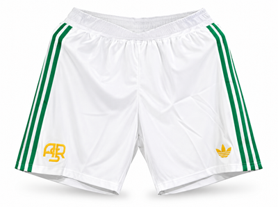 Calção branco e verde da Roma com listras verdes e monograma ASR, escudo e o trevo da Adidas