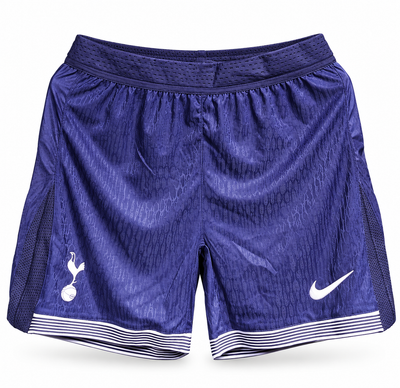 Pantaloneta azul índigo del Tottenham con rayas blancas en el borde, escudo y el logo de Nike