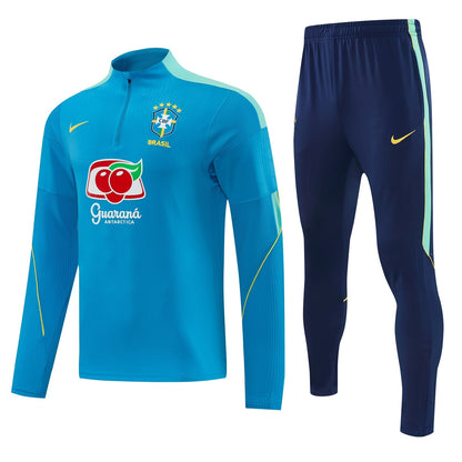 Sudadera azul celeste de Brasil vista de lado, con hombros verde agua y franja verde en el pantalón