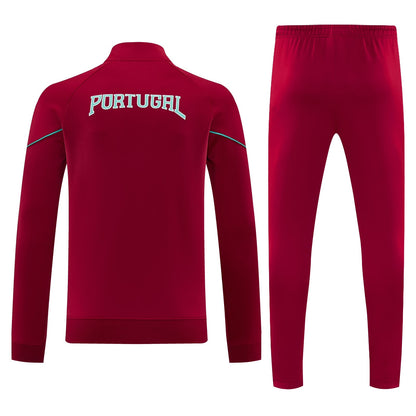 Espalda de la sudadera roja de Portugal con PORTUGAL en letras grandes