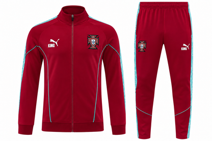 Sudadera de presentación roja de Portugal: chaqueta con cierre, escudo y logo Puma KING, y pantalón rojo con franjas celestes