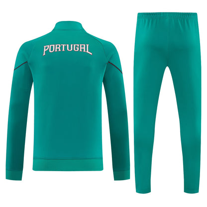 Espalda de la sudadera verde de Portugal con PORTUGAL en letras grandes