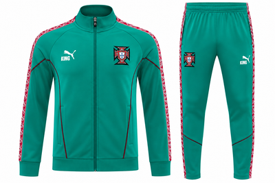 Sudadera de presentación verde de Portugal: chaqueta con cierre, escudo y logo Puma KING, y pantalón verde con franjas rojas