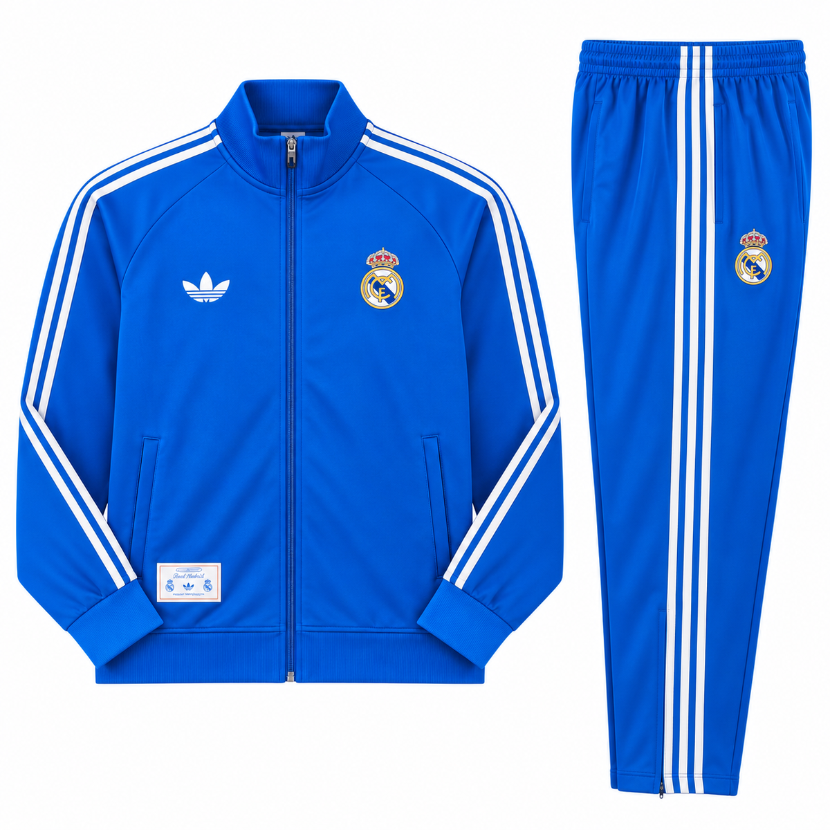 Conjunto de sudadera del Real Madrid azul rey con tres franjas blancas en las mangas y el escudo del club sobre el pecho
