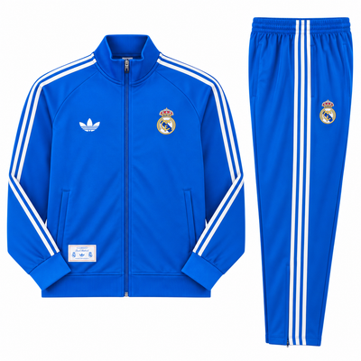 Conjunto de sudadera del Real Madrid azul rey con tres franjas blancas en las mangas y el escudo del club sobre el pecho
